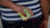 En esta fotografía de archivo del 7 de febrero de 2018, una mujer sostiene un gran fajo de billetes para pagar el pasaje del autobús en Caracas, Venezuela. Febrero 7, 2018. Foto: AP.