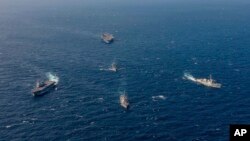 Foto divulgada por el Ministerio de Defensa de Corea del Sur muestra al potaaviones estadounidense (arriba) en ejercicios conjuntos con Corea del Sur y Jaon en aguas al sur de la isla de Jeju, el 10 de octubre de 2023.