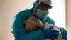 Joseph Varon, doctor en Texas, EE. UU., se hizo famoso por abrazar a un anciano en la Unidad de Cuidados Intensivos que lloraba por querer estar con su esposa.