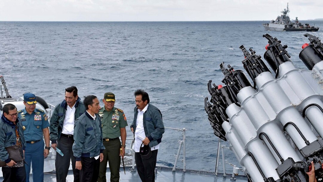 印尼總統佐科和官員在軍艦上。 （2016年6月23日）