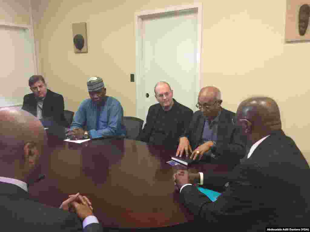 Darektan Reshen Afirka Negussie Mengesha tare da Dan takarar shugaban kasa na babbar jam’iyar hamayya a Najeriya PDP, Alh Atiku Abubakar tare da wasu shugabanin Muryar Amurka, Janairu 18, 2019 