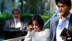 En esta foto de archivo de de septiembre de 2018, Claudia Díaz Guillén, enfermera del ex presidente venezolano Hugo Chávez, deja el tribunal nacional en Madrid, España.