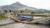 Los servicios de rescate trabajan en el lugar donde un autobús de pasajeros cayó a un río tras el derrumbe de un puente en Chancay, al norte de Lima, el 14 de febrero de 2025. AFP