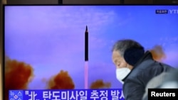 韩国民众在首尔观看朝鲜发射导弹的电视新闻报道。（2022年1月5日）