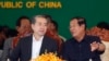 柬埔寨首相洪森（右）与中国驻柬埔寨大使熊波在金边的一个中国资助的天桥开工典礼上。（2018年7月2日）