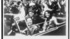 Bivši američki predsjednik John F. Kennedy,  prva dama Jacqueline Kennedy i guverner Texasa John Connally i njegova supruga se voze u predsjedničkoj koloni nekoliko trenutaka prije nego što je Kennedy ubijen u Dallasu u Texasu, na ovoj slici snimljeno 22. novembra 1963. 