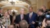 El líder de la minoría del Senado, Mitch McConnell, republicano por Kentucky (centro), habla con los periodistas después de un almuerzo político en el Capitolio, el miércoles 6 de septiembre de 2023, en Washington.