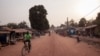 Wata mai aikin sa kyai tana kai gudunmuwa garin Gadani-Jatau dake Kaduna inda suke doguwar tafiya domin rashin asibiti mai kyau a yankin