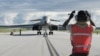 2017年7月26日, 一架B-1B战机在关岛的空军基地降落(照片由美国空军提供)。