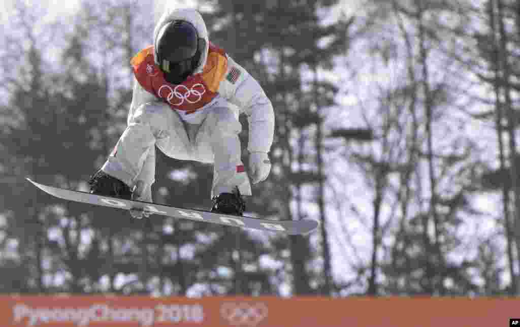 美国运动员肖恩•怀特在平昌冬奥会男子单板滑雪U型场地决赛中(2018年2月13日)。他以精湛的表现夺得了其运动生涯中第三枚奥运会金牌。日本与澳大利亚选手分获银牌和铜牌。