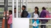 Inmigrantes que buscan asilo en Estados Unidos esperan en el Puente Internacional en Reynosa, Mexico, Nov. 3, 2018. 