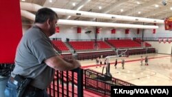 El entrenador Dale Cresswell is uno de los pocos profesores en el estado de Arkansas que ha comenzado a armarse, en Herber Springs, el 11 de diciembre del 2018 (T.Krug/VOA News)