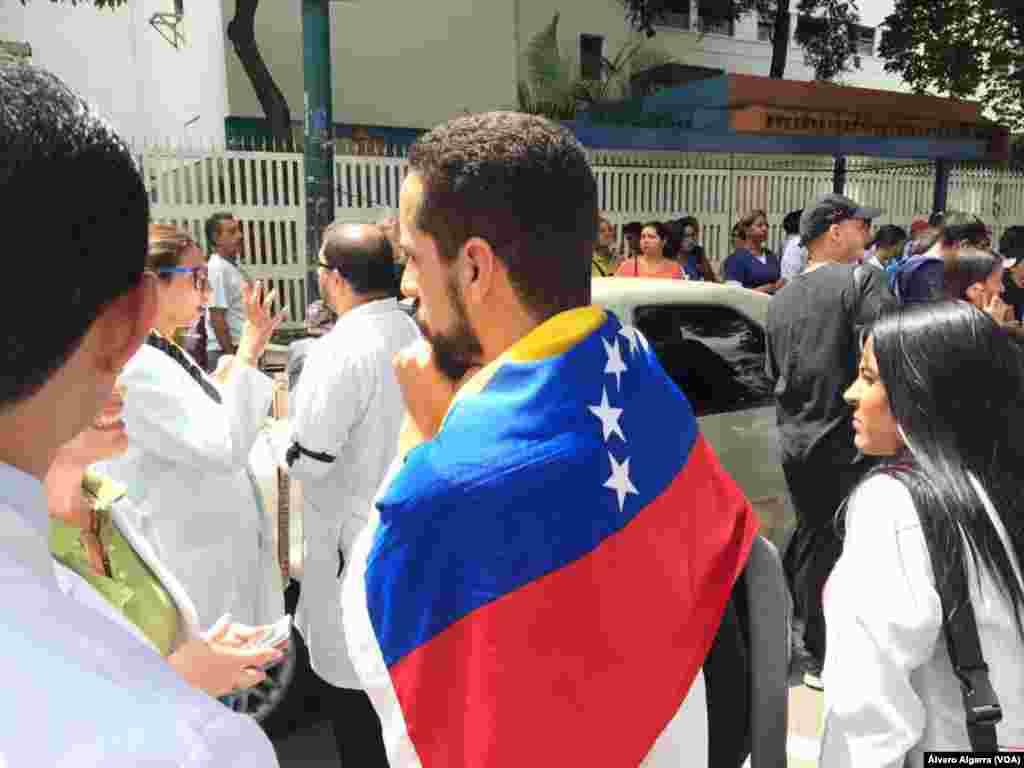 Médicos y personal de salud salen a protestar por las precarias condiciones en los hospitales en Venezuela.