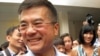 骆家辉与记者交谈