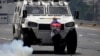 Un manifestante bloquea el paso a un vehículo blindado de la Guardia Nacional Bolivariana durante una protesta el 19 de abril de 2017.