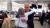 El editor ejecutivo retirado del Pittsburgh Post Gazette, David Shribman, abraza a la editora de la ciudad Lillian Thomas después que el diario ganara el premio Pulitzer por la cobertura del tiroteo en una sinagoga en octubre de 2018.