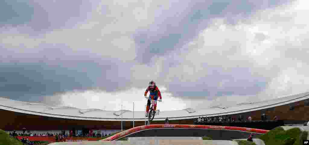 Vận động viên Hà Lan Laura Smulders tranh tài trong môn đua xe đạp địa hình BMX hạt giống, ngày 8 tháng 8 năm 2012. (AP Photo/Sergey Ponomarev)