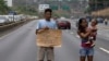Los venezolanos han salido a las calles a protestar por la falta de agua potable.