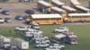Esta imagen tomada de un video policial, oficiales responden al tiroteo en escuela secundaria cerca de Houston, Texas.