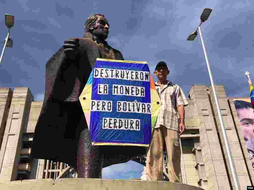 El "Sr. del Papagayo", conocido desde hace años por sus mensajes, participó en esta protesta creativa. En esta oportunidad, resaltando que si bien el 'bolívar soberano', la moneda venezolana nombrada así en honor al Libertador, ha perdido su valor, Bolívar "perdura". Foto: Carolina Alcalde - VOA.