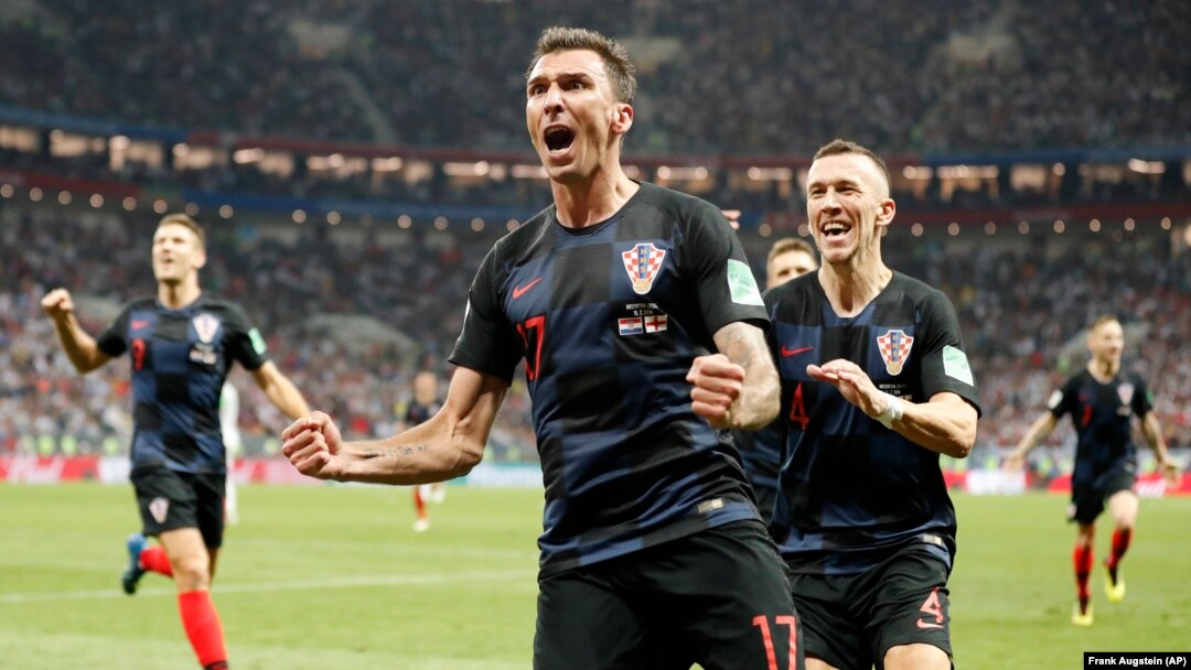 Mario Mandžukić i Ivan Perišić proslavljaju drugi gol Hrvatske u polufinalu Svetskog kupa u Rusiji (Foto: AP/Frank Augstein)