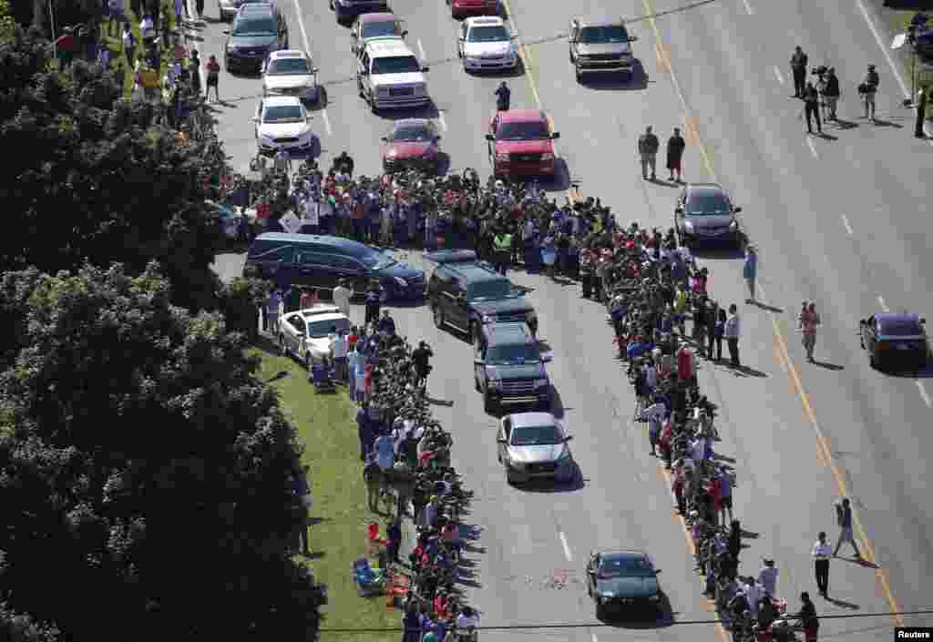 The Hearse car carrying the remains of Muhammad Ali leaves AD Porter & Sons funeral home during procession for the three-time heavyweight boxing champion, Louisville, Kentucky, June 10, 2016.