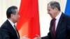2019年5月13日中国外长王毅与俄罗斯外长拉夫罗夫在俄罗斯索契举行会谈后相互握手致意。