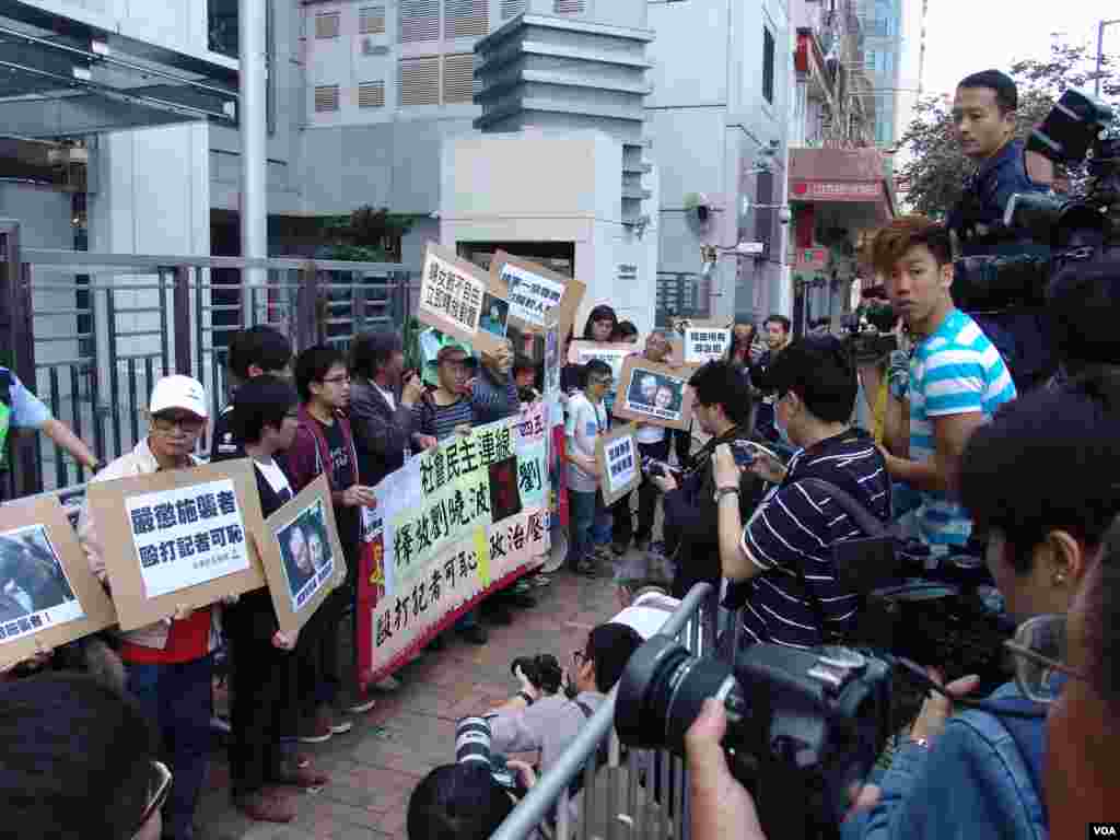 幾十家香港電子和平面媒體的記者在中聯辦採訪抗議活動,有的還在現場直播(美國之音海彥拍攝)