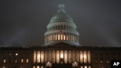 Điện Capitol tại thủ đô Washington mờ sương hôm thứ Sáu 13/12, giữa lúc Hạ viện chuẩn bị biểu quyết luận tội để bãi nhiệm TT Donald Trump. (Ảnh AP)