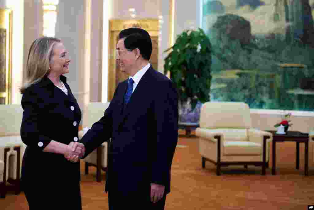Ngoại trưởng Clinton và Chủ tịch Trung Quốc Hồ Cẩm Đào tại Đại sảnh đường Nhân dân ở Bắc Kinh. 5/9/2012.