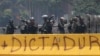 Un oficial de la Guardia Nacional Bolivariana de Venezuela lanza una granada de gas lacrimógeno contra los manifestantes durante una protesta en Caracas, Venezuela. Foto de archivo.