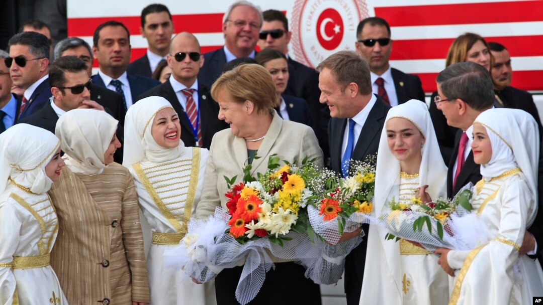 Kancelarka Merkel i Donald Tusk u razgovoru sa mladim ženama u izbegličkom kampu Nizip, u pokrajini Gazijantep