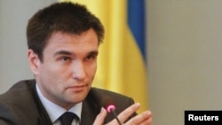 Bộ trưởng Ngoại giao Ukraine Pavlo Klimkin nói việc triệt thoái toàn bộ lực lượng và vũ khí hạng nặng của Nga là điều kiện tiên quyết cho một thỏa thuận ngừng bắn
