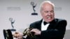 Tim Conway muestra el Emmy que ganó como Mejor Actor Invitado en una Serie de Comedia por su trabajo en "30 Rock", en esta foto del 13 de septiembre de 2008. Conway falleció el 14 de mayo a los 85 años.