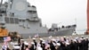 미국 해군 알버레이크급 이지스 구축함 마이클 머피함이 25일 독수리 훈련 참가를 위해 전남 목포 신항만부두에 입항한 가운데, 해군 3함대 장병이 구축함 입항을 축하하며 양국 국기를 흔들고 있다.