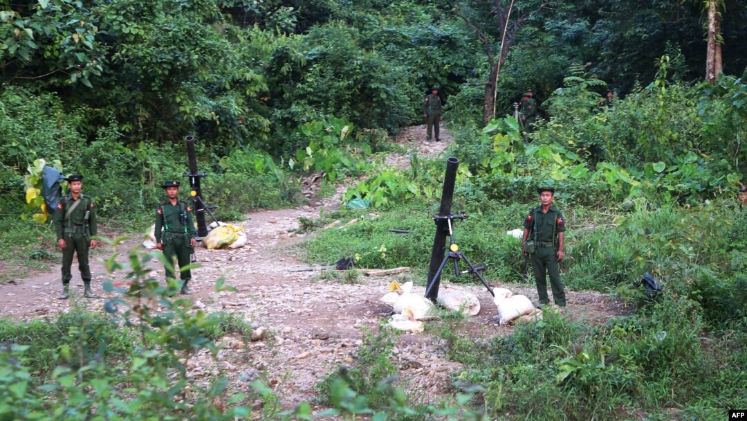 ကရင်ပြည်နယ်အတွင်း စစ်ရေးလှုပ်ရှားနေတဲ့ မြန်မာတပ်မတော်သား အချို့။ (စက်တင်ဘာ ၂၁၊ ၂၀၁၆)