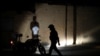 Miembros de la Fuerza de Acción Especial (FAES) de la Policía Nacional de Venezuela detienen a personas durante un patrullaje nocturno, en Barquisimeto, Venezuela. Septiembre 20, 2019.