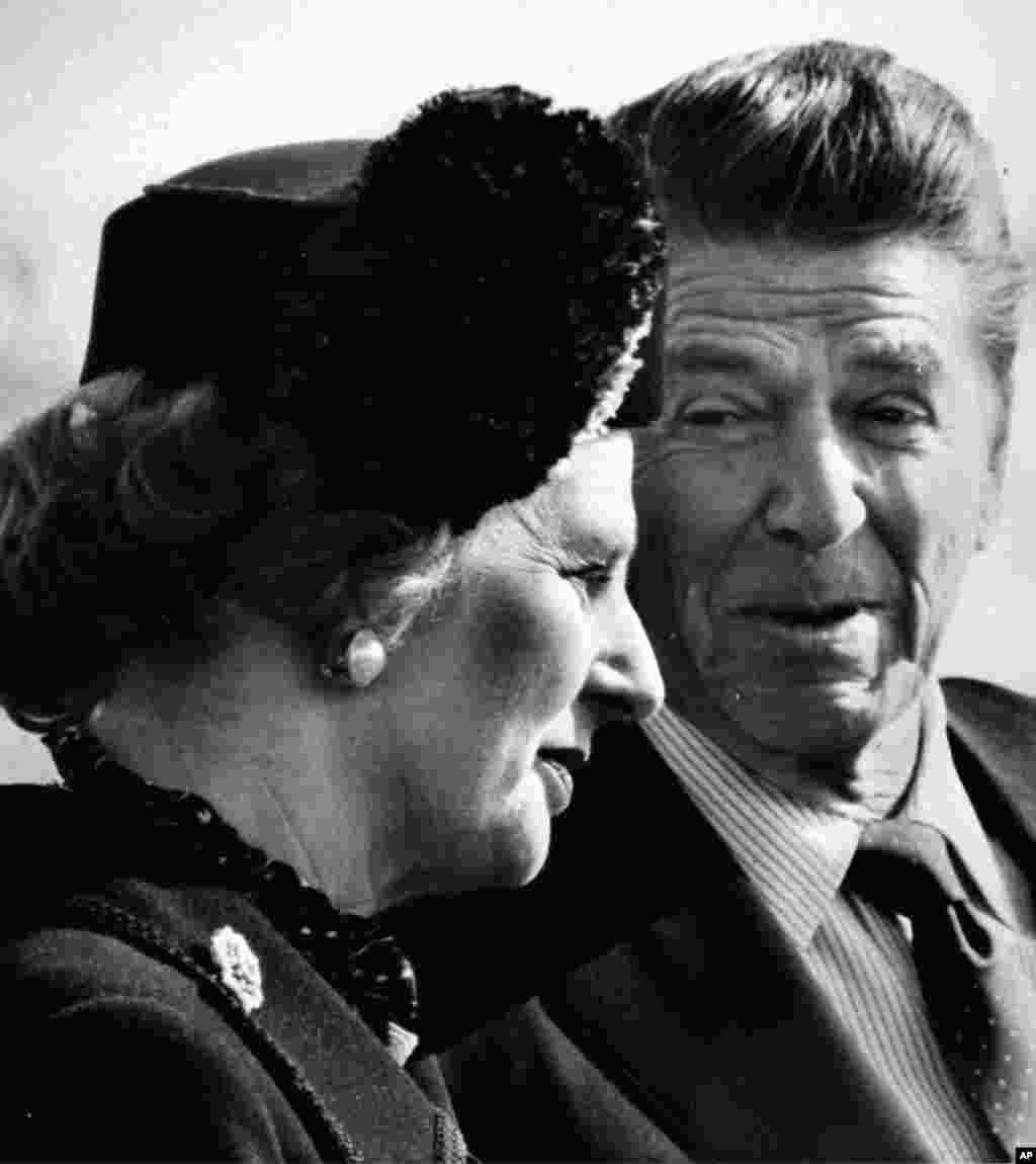 1981年2月26日,时任美国总统里根与英国首相撒切尔夫人在白宫举行的迎宾仪式上。