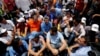 La Mesa de Unidad demanda que el referendo revocatorio se haga este año, pero el gobierno quiere esperar hasta el próximo.