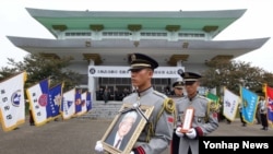 6·25전쟁 때 낙동강 전선 다부동 전투를 승리로 이끈 김점곤 장군의 영결식이 2일 대전 유성구 국립대전현충원에서 육군장으로 치러진 가운데 운구행렬이 운구 차량으로 향하고 있다.