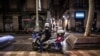 Un policía de la guardia urbana de Barcelona informa a los transeúntes sobre la introducción de un toque de queda en La Rambla, en Barcelona, en la noche del 23 de diciembre al 24 de diciembre de 2021.