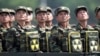2013年7月27日，朝鲜军人接受其领导人金正恩的检阅。（资料照片）