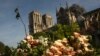 Un ramo de flores junto al río Sena cerca de la catedral de Notre Dame (al fondo), en París el jueves, 18 de abril de 2019. 