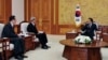 지난 2009년 4월 이명 당시 한국 대통령(오른쪽)이 북한의 김대중 전 대통령 조문단으로 서울을 방문한 김기남 노동당 비서(가운데), 김양건 통일전선부부장을 청와대에서 접견했다.