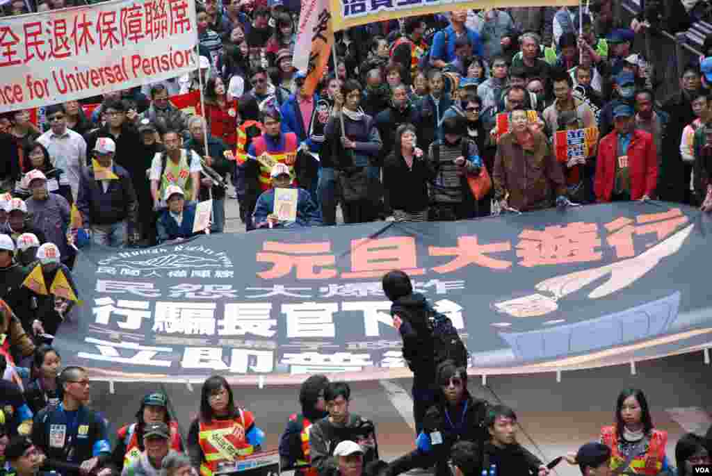 香港民間人權陣線表示,有13萬人參加他們的元旦「倒梁」大遊行,要求特首梁振英下台,立即普選(美國之音湯惠芸攝)