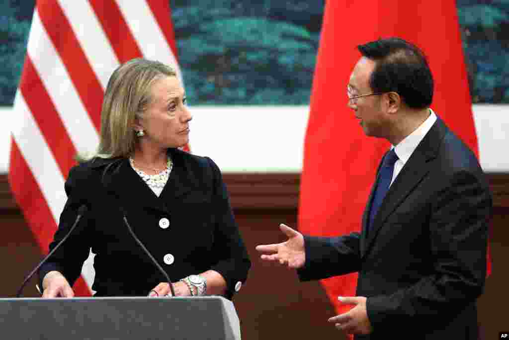 Ngoại trưởng Trung Quốc Dương Khiết Trì và Ngoại trưởng Clinton sau cuộc họp báo tại Đại sảnh đường Nhân dân ở Bắc Kinh. 5/9/2012. (AP Photo/Feng Li, Pool)