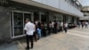 Largas filas de ancianos se forman frente a entidades bancarias de Venezuela para poder cobrar sus pensiones.