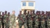 Général Donald Bolduc (4e D) ya Etats-Unis na milulu mya bobandi ya misala ya base militaire na 70 km ya Dakar, le 8 Fevrier, 2016 (Photo yaSEYLLOU / AFP)
