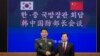 한민구 한국 국방부 장관(오른쪽)과 창완취안 중국 국방부장이 4일 서울 용산구 국방부에서 열린 한중 국방장관 회담에서 기념촬영을 하고 있다.