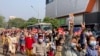 缅甸抗议民众走在仰光街头，并高举象征抗议独裁的三个手指的手势。